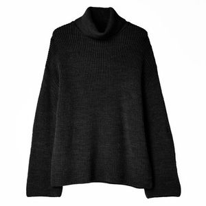 Black long turtleneck knitted sweater